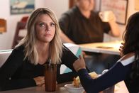 The Mick – Mickey (Kaitlin Olson) muss erkennen, dass sie selber endlich mit der Kriminalität ihrer Schwester abschließen muss.