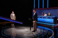 Gefragt - Gejagt – Moderator Alexander Bommes (M.) mit den Kandidat:innen: Lukas Schulenkorf (3.v.r.), Lenya Brück (2.v.r.), Marianne Gaborfi (r.), Philipp Müller (l.).