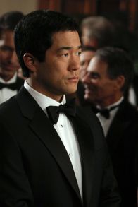 The Mentalist – Als der Mann der wohlhabenden Juwelierin Esther Doverton nachts Safeknacker beim Ausräumen des Geschäftssafes überrascht, wird er niedergeschossen und dabei schwerverletzt. Nun müssen Kimball (Tim Kang) und seine Kollegen ran ...