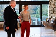 Der Staatsanwalt – Oberstaatsanwalt Bernd Reuther (Rainer Hunold) spricht mit Bianca Ehrenberg (Karoline Teska).