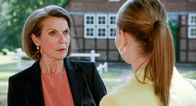 Rote Rosen – Victoria (Caroline Schreiber, l) möchte mit Bella (Alessia Mazzola, r.) zu ihrem 18. Geburtstag eine Familientradition fortsetzen. Doch Bella ist schon verplant.