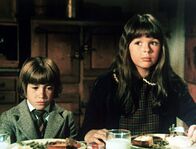 Die Waltons – Die Kinder Tess (Sally Boyden, r.) ud Pip (Jeff Cotler, l.) sind aus London nach Waltons Mountain gekommen, um hier den schrecklichen Bombenangriff zu vergessen, den sie erleben mussten.