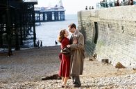 Das Ende einer Affäre – Sarah (Julianne Moore) und Maurice (Ralph Fiennes) genießen eine Auszeit am Meer.