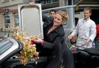 Liebe und andere Delikatessen – Der kleine Catering-Unternehmer Jakob (Steffen Wink, re.) wird Zeuge, wie Franka (Diana Amft) das Cabrio ihres Erzkonkurrenten mit einer Ladung Pasta beschmutzt.