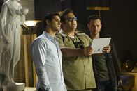 Scorpion – Ein eigentlich leichter Auftrag gerät für Walter (Elyes Gabel, l.), Sylvester (Ari Stidham, M.) und Toby (Eddie Kaye Thomas, r.) außer Kontrolle, als ein Gruppe in das Nuturkundemuseum einbricht und einen wertvollen Edelstein klaut ...