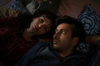 Bangla – Phaim (Phaim Bhuiyan) kämpft mit einem inneren Konflikt, der droht, seine Beziehung zu Asia (Carlotta Antonelli) zu belasten.