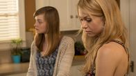 Der Fluch von Downers Grove – L-R: Chrissie (Bella Heathcote), Tracy (Penelope Mitchell)