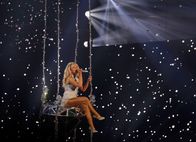 The True Story of ... – Sabrina Carpenter performt auf der Bühne bei den MTV Video Music Awards 2024 in der UBS Arena in New York.