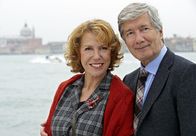 Für immer Venedig – Robert (Christian Wolff) verliebt sich in die nette Restaurantbesitzerin Mia (Gaby Dohm).