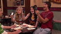 iCarly – v.li.: Freddie Benson (Nathan Kress), Sam Puckett (Jennette McCurdy), Carly Shay (Miranda Cosgrove), Spencer Shay (Jerry Trainor)