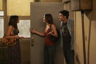 How I Met Your Mother – Lily (Alyson Hannigan, l.) ist wieder nach New York zurückgekehrt und dort helfen ihr Robin (Cobie Smulders, M.) und Ted (Josh Radnor, r.), eine neue Wohnung zu finden. Marshall ahnt nichts davon ...