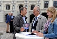 Rote Rosen – ARD ROTE ROSEN FOLGE 1847 Uhr im ERSTEN. Thomas (Gerry Hungbauer, l.) erkennt nach den Eier-Würfen, wie perfide Naumann (Markus Stolberg, 2.v.r. mit Komparsin, r.) seine Äußerung über Billiglohn-Arbeitsplätze gegen ihn gewendet hat (mit Klaus Christian Schreiber, M. und Joachim Kretzer, 2.v.l.).