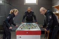 Großstadtrevier – Eine erste heimliche Partie Tischkicker in der Zelle: Bente Hinrichs (Sinha Melina Gierke, l.), Tarkan Yildiz (Özgür Karadeniz, r.) und Lukas Petersen (Patrick Abozen, M.) sind hochkonzentriert dabei.