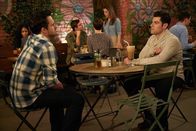 New Girl – Hatte Nick (Jake Johnson, l.) mal wieder recht und muss Schmidt (Max Greenfield, r.) aufgemuntert werden, nachdem sein Vater ihn versetzt hat?