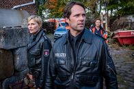 Notruf Hafenkante – Melanie (Sanna Englund), Mattes (Matthias Schloo, M.) und Dr. Haase (Fabian Harloff, r.) suchen fieberhaft nach Paula, die dringend ärztliche Hilfe benötigt.