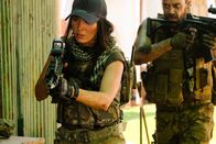 Rogue Hunter – Samantha O'Hara (Megan Fox, l.); Elijah Dekker (Brandon Auret, r.)