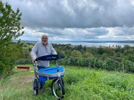 P.M. Wissen – Der 92-jährige Gerhart Wissel mit dem von ihm entwickelten geländetauglichen Rollator.