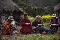 Gordon Ramsay: Kulinarische Abenteuer – Gordon Ramsay (2.v.r.)