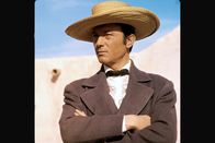 Alamo – Der strenge Colonel William Travis (Laurence Harvey) hält mit den Aufständischen die Stellung. Sie warten auf Verstärkung und verteidigen Fort Alamo gegen die mexikanische Übermacht.