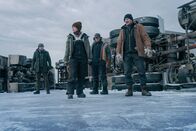 The Ice Road – Das Rettungstransportteam sitzt nach einem Sabotageakt auf dem dünnen Eis eines gefrorenen Sees fest. Im Bild von links: Varnay (Benjamin Walker), Tantoo (Amber Midthunder), Gurty (Marcus Thomas) und Mike McCann (Liam Neeson)