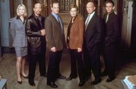 Law & Order: Special Victims Unit – 3. Staffel (v.l.): Assistant D. A. Alexandra Cabot (Stephanie March), Detective Odafin 'Fin' Tutuola (Ice-T), Detective Elliot Stabler (Christopher Meloni), Sergeant Olivia Benson (Mariska Hargitay), Captain Donald Cragen (Dann Florek) und Sergeant John Much (Richard Belzen)