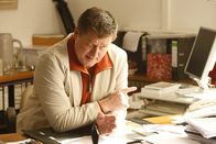 Danni Lowinski – Danni versucht die Unschuld von Mehmet zu beweisen und hofft auf Hilfe von Herrn Streicher (Bruno F. Apitz), den Rektor ihrer ehemaligen Schule ...