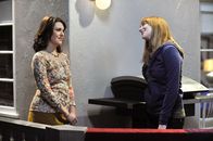 Two and a Half Men – Was haben Bridget (Judy Greer, r.) und Rose (Melanie Lynskey, l.) nur vor?; Was haben Bridget (Judy Greer, r.) und Rose (Melanie Lynskey, l.) nur vor?