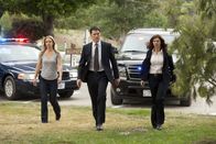 Criminal Minds – Ermitteln in einem neuen Fall: Hotch (Thomas Gibson, M.), J.J. (A. J. Cook, l.) und ihre neue Kollegin Alex Blake (Jeanne Tripplehorn, r.) ...