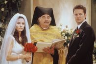 Friends – Monica (Courteney Cox, li.) und Chandler (Matthew Perry, re.) konnten im letzten Moment noch einen Priester (Steve Susskind) auftreiben.