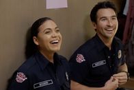 Station 19 – Station 19 Staffel 4 Folge 1 Geniessen eine Verschnaufpause: Barrett Doss als Victoria Hughes, Jay Hayden als Travis Montgomery