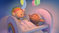 Wolkenkinder – Baba Pink bringt Bobo ins Bett.