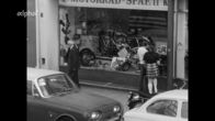 Der Motorradladen – Der Laden â€žMotorrad Spaettâ€œ in MÃ¼nchen 1971 - vor dem Schaufenster bewundern ein Junge und ein MÃ¤dchen die chromglÃ¤nzenden Maschinen.