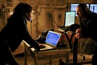 MacGyver – Tristin Mays (Riley Davis, li.), Ronnie Gene Blevins (Cyclone).