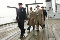 Shutter Island – 1954 landet der U.S.-Marshal Teddy Daniels (Leonardo DiCaprio, r.) mit seinem Partner Chuck Aule (Mark Ruffalo, 2.v.l.) auf dem entlegenen Shutter Island. Dort ist aus dem Ashecliffe Hospital, einem Krankenhaus für geisteskranke Schwerverbrecher, eine Mörderin spurlos verschwunden ...