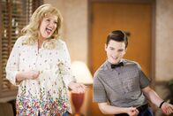 Young Sheldon – Brenda Sparks (Melissa Peterman, l.); Sheldon Cooper (Ian Armitage, r.)