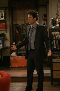 How I Met Your Mother – Zwischen Ted (Josh Radnor) und Barney läuft ein Wettbewerb, wer zuerst einen Dreier erlebt. Ted bekommt ein Angebot, doch kann er seine Hemmungen über Bord werfen?