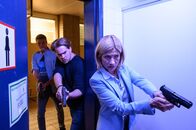 SOKO Stuttgart – In der Damentoilette der Polizeihochschule wurde die Leiche einer Studentin gefunden. Kann Martina Seiffert (Astrid M. Fünderich, r.) den Täter gemeinsam mit zwei Studenten der Polizeihochschule (Darsteller unbekannt) direkt dingfest machen?