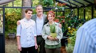 Sturm der Liebe – Fanny (Johanna Graen, r.) und Kilian (Anthony Paul, l.) müssen noch einmal als Team funktionieren und posieren mit Christoph (Dieter Bach, (M.) für ein gemeinsames Foto.