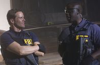 Numb3rs - Die Logik des Verbrechens – Warten auf ihren Einsatz: Colby Granger (Dylan Bruno, l.) und David Sinclair (Alimi Ballard, r.) ...