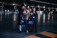 neoriginal: Survivors – Sylvie (Stéfi Celma, l.) und ihre beiden Töchter Maia (Margherita Aresti, r.) und Camilla (Azzurra Merenda, 2.v.r.) sind überglücklich, dass Luca (Lino Guanciale, M.) das Schiffsunglück überlebt hat.