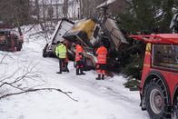 Ice Road Rescue - Extremrettung in Norwegen – Ein Großteil der Ausrüstung ist bei dem Unfall vom Anhänger gerutscht und droht nun von der Ladefläche zu fallen. (National Geographic)