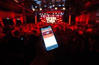 Comedy Clash – S√úDWESTRUNDFUNK Comedy Clash Mit dem ‚ÄûComedy Clash‚Äú geht ein digitales Unterhaltungsformat des SWR in der ARD Mediathek an den Start. Der Stand-up-Wettbewerb, moderiert von den Comedians Salim Samatou und Marvin Endres, ist einer der bekanntesten Comedy Slams Deutschlands. Er findet regelm√§√üig in der Stuttgarter Veranstaltungslocation ‚ÄûWizemann‚Äú statt. Mit der Streaming-Reihe ‚ÄûComedy Clash‚Äú pr√§sentiert der SWR in der Szene bereits bekannte K√ºnstler:innen mit ihren Stand-ups und bietet hautnahe Einblicke in die Backstage-Atmosph√§re der Liveveranstaltungen. ‚ÄûComedy Clash‚Äú seit 6. Mai 2022 in der ARD Mediathek, vierzehnt√§gig zwei neue Folgen zu jeder Wettbewerbsveranstaltung. ¬