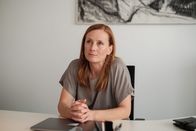 Tatort – Dr. Steiner-Reeves (Jutta Fastian), die ärztliche Leiterin des Heims „Lebensraum“