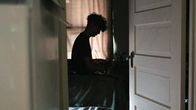 Puls – Puls Suizid bei Jugendlichen – Wie erkennen, helfen und vermeiden? Jugendlicher sitzt in einem dunkelm Zimmer. Copyright: SRF