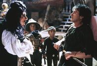 Hook – Um seine Kinder Maggie (Amber Scott, 2.v.l. ) und Jack (Charlie Korsmo, 2.v.r.) vor den Machenschaften des bösen Captain Hooks (Dustin Hoffman, l.) zu retten, stellt sich Peter Pan (Robin Williams, r.) einem gefährlichen Kampf.