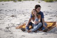 I Still Believe – Melissa (Britt Robertson, l.); Jeremy (K.J. Apa, r.)
