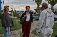 Mordufer – Kriminalkommissarin Doro Beitinger (Franziska Weisz, l.) und ihre Chefin, Kriminalhauptkommissarin Chiara Locatelli (Maria Wördemann, M.), im Gespräch mit Gerichtsmediziner Gregor Eisen (Ronald Kukulies, r.).