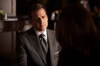 Suits – Harvey (Gabriel Macht) gerät in einen Loyalitätskonflikt: Soll er Ava (Michelle Fairley) schützen oder seine Abmachung mit Darby erfüllen?