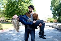 The Gifted – Marcos (Sean Teale, hinten); Lauren (Natalie Alyn Lind, vorne)