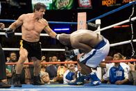 Rocky Balboa – Dixon (Antonio Tarver, r.) Manager glaubt einen Weg gefunden zu haben, das Image des ungeliebten Champions zu verbessern. Im Ring mit Rocky (Sylvester Stallone, l.) soll Dixon die Fans erobern. Doch was Dixons Team als PR-Fight plant, macht Rocky zum Kampf seines Lebens ...